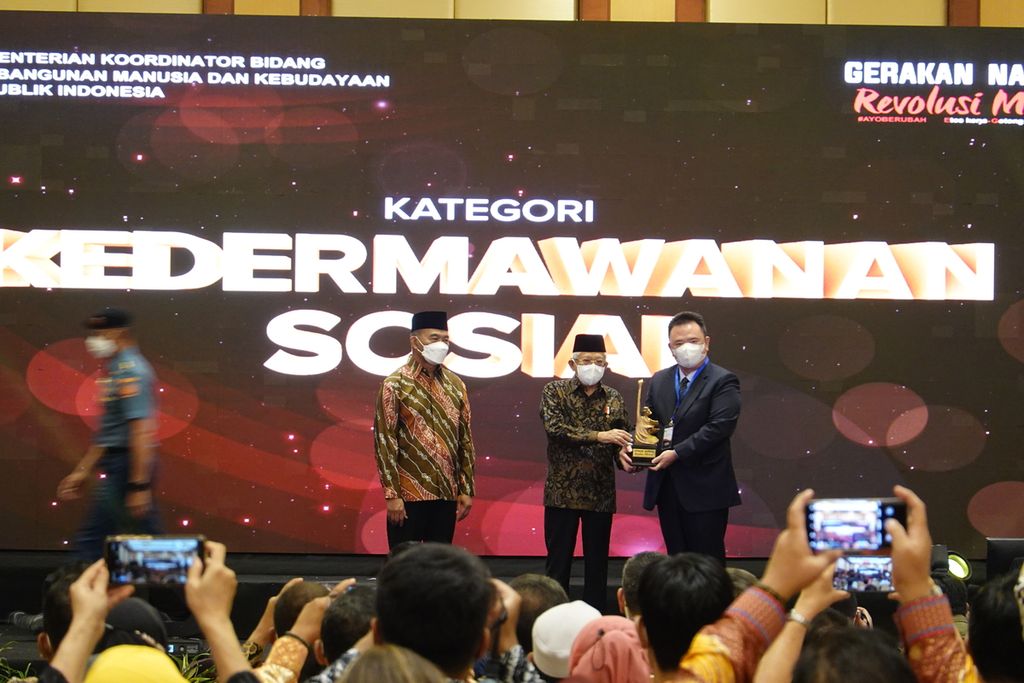 Wakil Presiden Ma’ruf Amin menyerahkan piala penghargaan pada saat menghadiri acara Pemberian Anugerah Revolusi Mental Tahun 2022, di Hotel Borubudur, Rabu (21/12/2022). Wapres menekankan pentingnya Gerakan Nasional Revolusi Mental untuk Indonesia Maju
