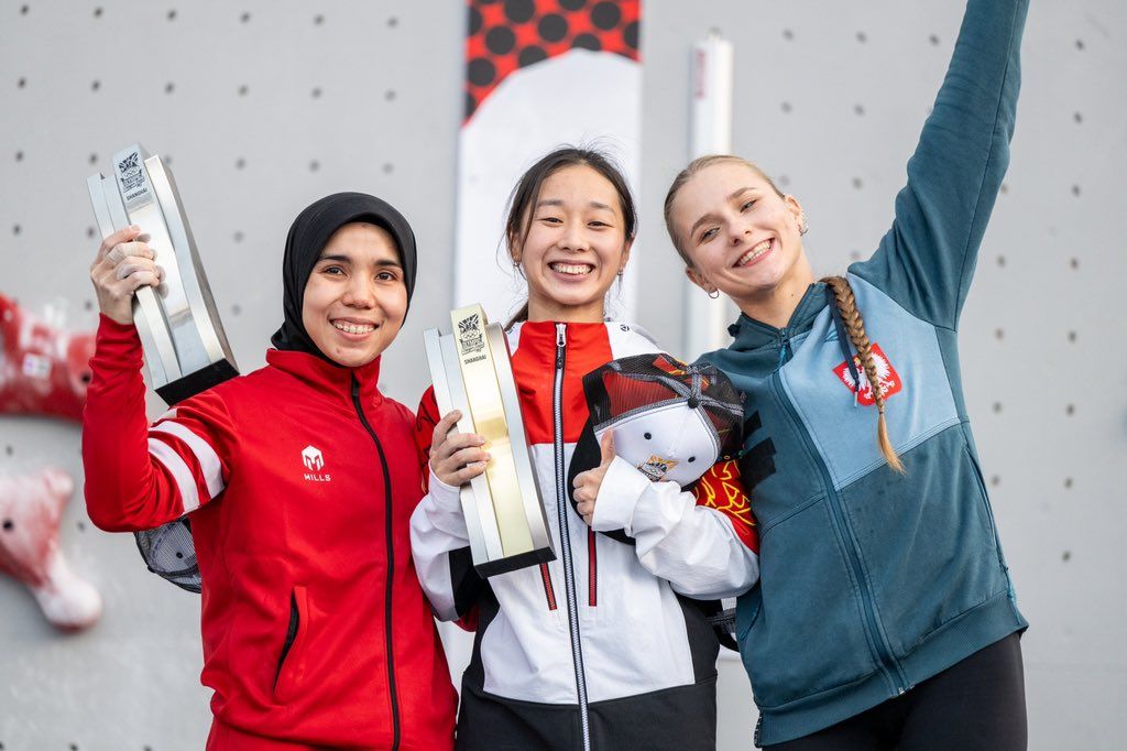 Pemanjat tebing putri Indonesia nomor <i>speed,</i> Rajiah Sallsabillah (kiri), meraih posisi kedua dalam Seri Kualifikasi Olimpiade di Shanghai, China, Sabtu (18/5/2024).