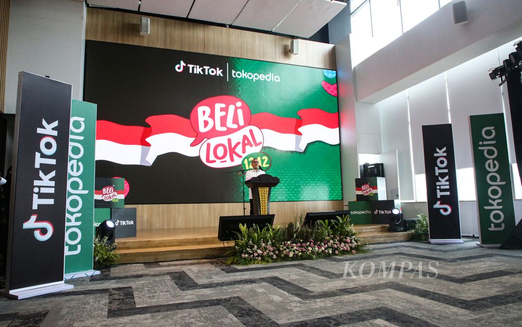 Menteri Perdagangan Zulkifli Hasan menyampaikan sambutannya dalam kampanye "Beli Lokal" melalui Hari Belanja Nasional atau Harbolnas 12.12, 2023 di Jakarta, Selasa (12/12/2023). Beli Lokal pada Harbolnas 12.12 mejadi kampanye pertama Tokopedia dan Tiktok. Kompas/Priyombodo (PRI) 12-12-2023