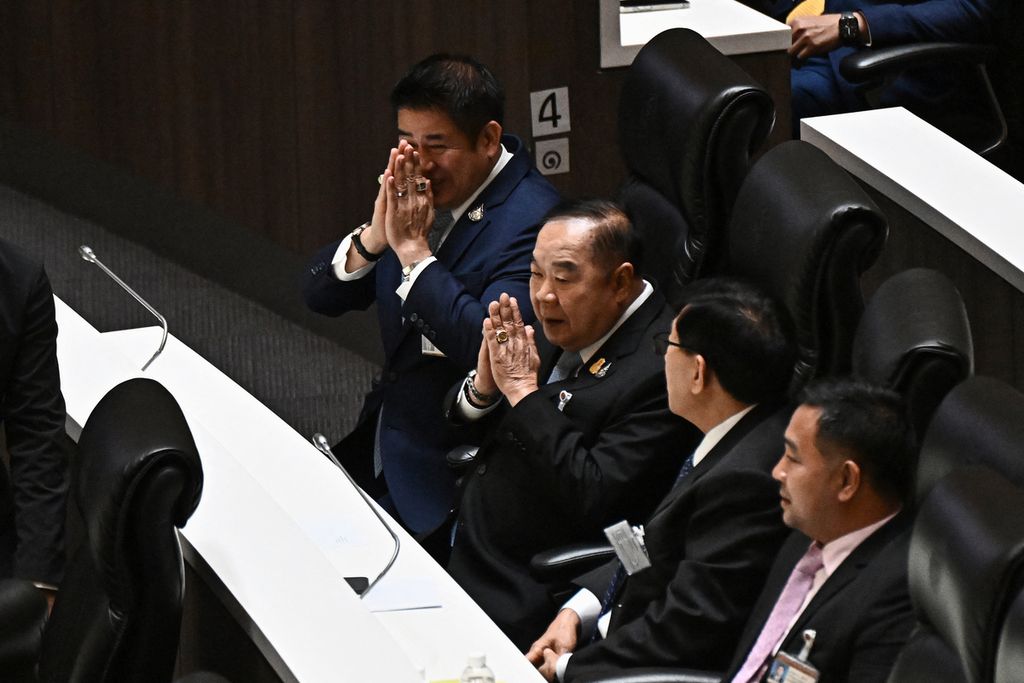 Ketua Partai Palang Pracharath yang juga Wakil Perdana Menteri Thailand Prawit Wongsuwan (ketiga dari kanan) memberikan salam kepada koleganya saat hadir di parlemen jelang pemungutan suara untuk memilih perdana menteri Thailand di Bangkok, Kamis (13/7/2023). 