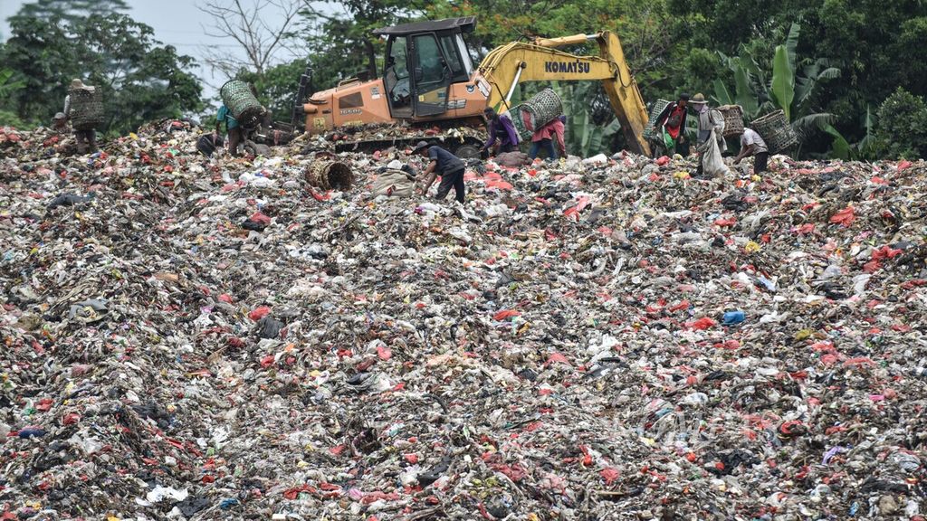 Tumpukan sampah yang menggunung di Tempat Pembuangan Akhir (TPA) Cipeucang di Kecamatan Serpong, Tangerang Selatan, Banten, yang nyaris penuh, Jumat (29/10/2021). 