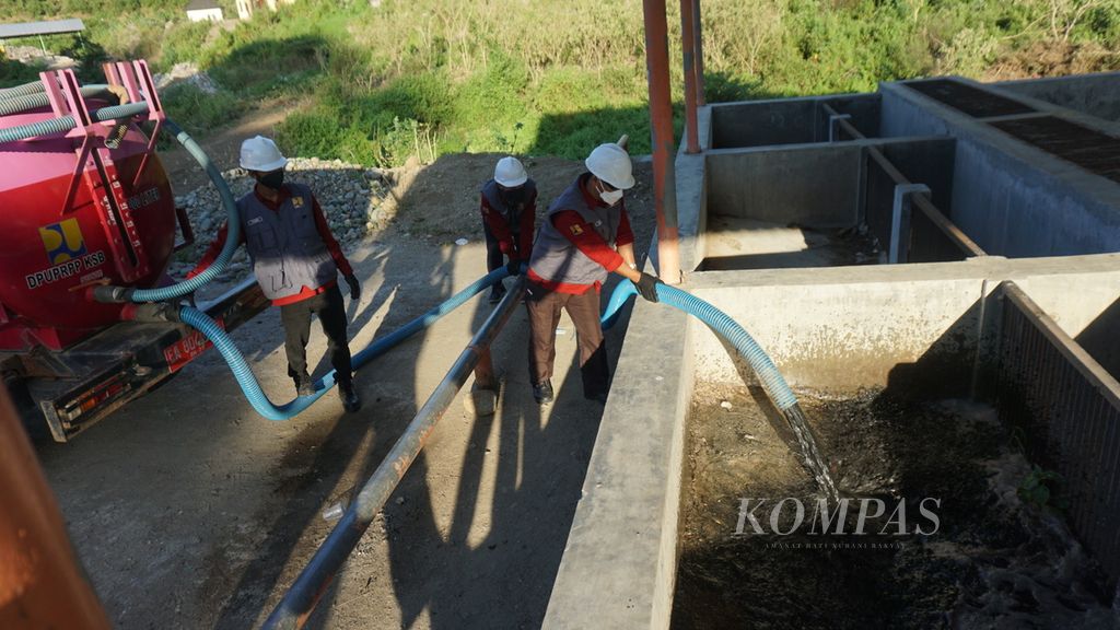 Petugas membuang tinja ke instalasi pengelolaan air limbah domestik (IPALD) di Desa Batu Putih, Kecamatan Taliwang, Kabupaten Sumbawa Barat, Nusa Tenggara Barat, Kamis (2/5/2024). 