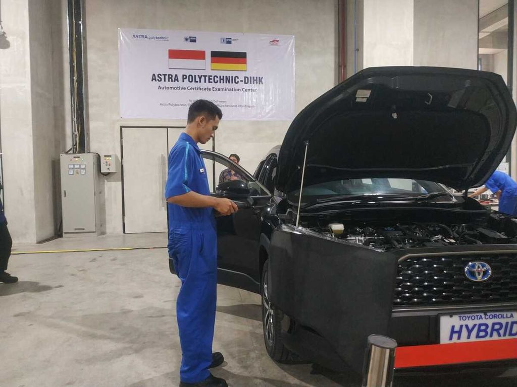 Seorang mahasiswa sedang memperbaiki mobil saat peresmian Kampus ASTRAtech di Delta Silicon, Cikarang, Bekasi, Jawa Barat, Senin (22/5/2023).