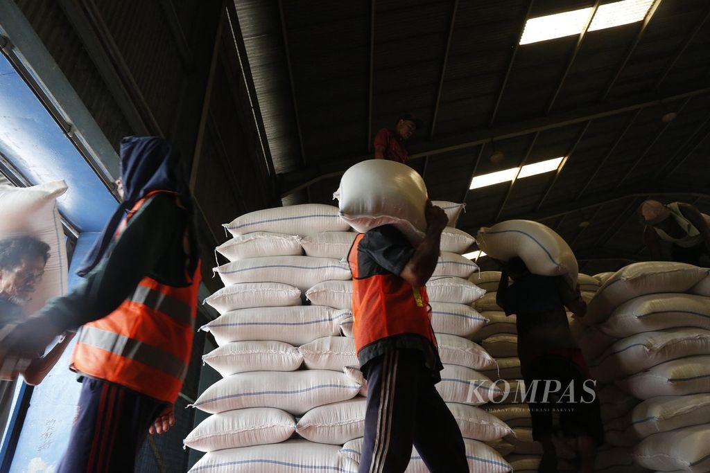 Loading and unloading of rice at the Warehouse of Regional Division of Bulog Regional Division for DKI Jakarta and Banten, Friday (25/11/2022).