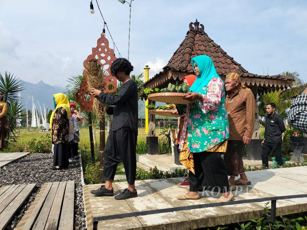 Ritual doa wiwitan digelar untuk membuka acara Pekan Budaya 2022 yang digelar di Balkondes Karangrejo, Kecamatan Borobudur, Kabupaten Magelang, Jawa Tengah, Kamis (8/9/2022).