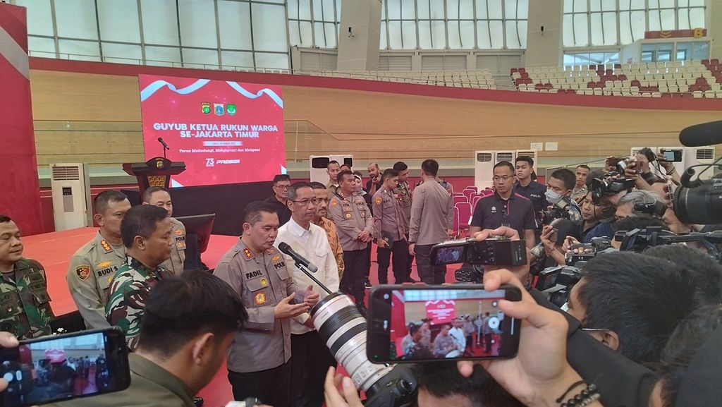 Kepala Kepolisian Daerah Metro Jaya Fadil Imran menjelaskan kegiatan yang dilakukan bersama para ketua rukun warga se-Jakarta Timur kepada wartawan di Jakarta International Velodrome, Jakarta Timur, Sabtu (14/1/2023).