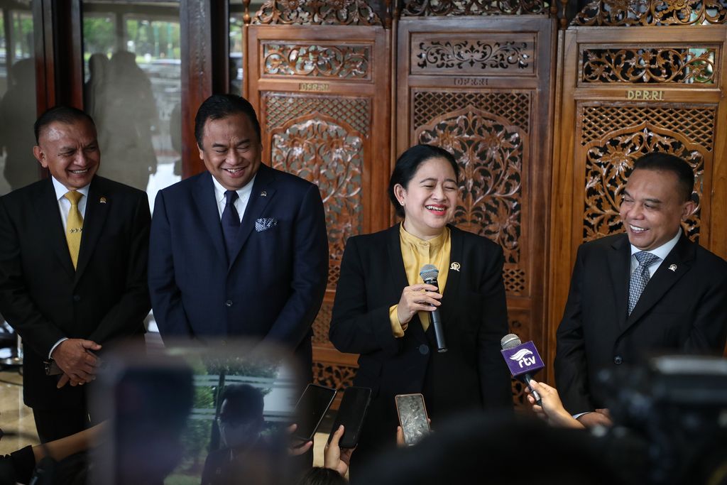 Ketua DPR Puan Maharani (kedua dari kanan) didampingi Wakil Ketua DPR Lodewijk F Paulus (kiri), Rachmat Gobel (kedua dari kiri), dan Sufmi Dasco Ahmad (kanan) menyampaikan keterangan pers seusai rapat paripurna di Gedung Parlemen, Jakarta, Selasa (16/5/2023). 