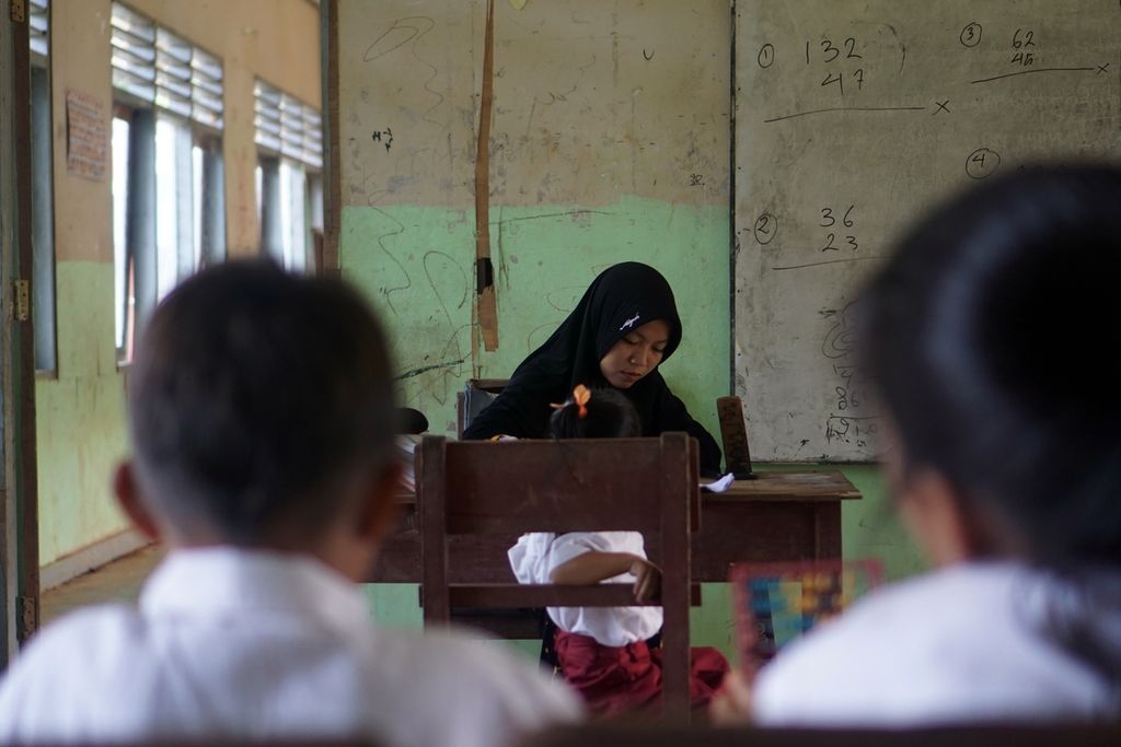 Lokahita yang lulusan SMA mengajar lima siswa di sekolah dasar kunjung SDN 012 Kampung Mului, Desa Swan Slotung, Kecamatan Muara Komam, Kabupaten Paser, Kalimantan Timur, Senin (20/11/2023).
