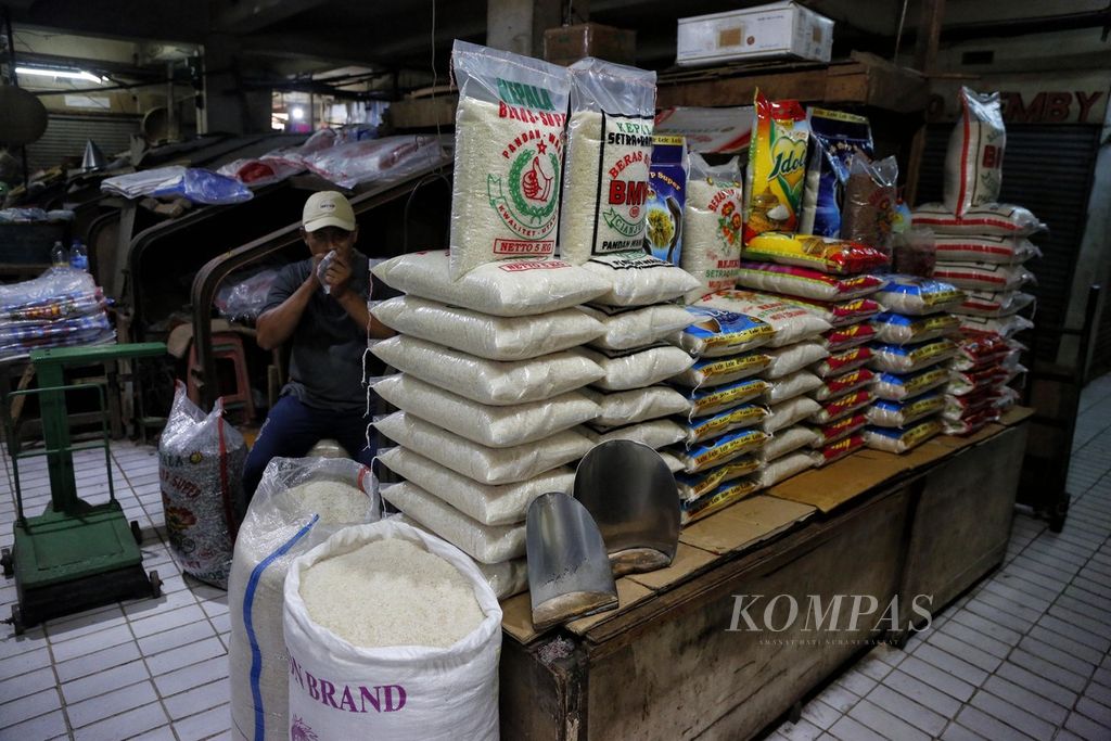 Pedagang beras menunggu pembeli di Pasar Grogol, Jakarta Barat, Rabu (3/5/2023).