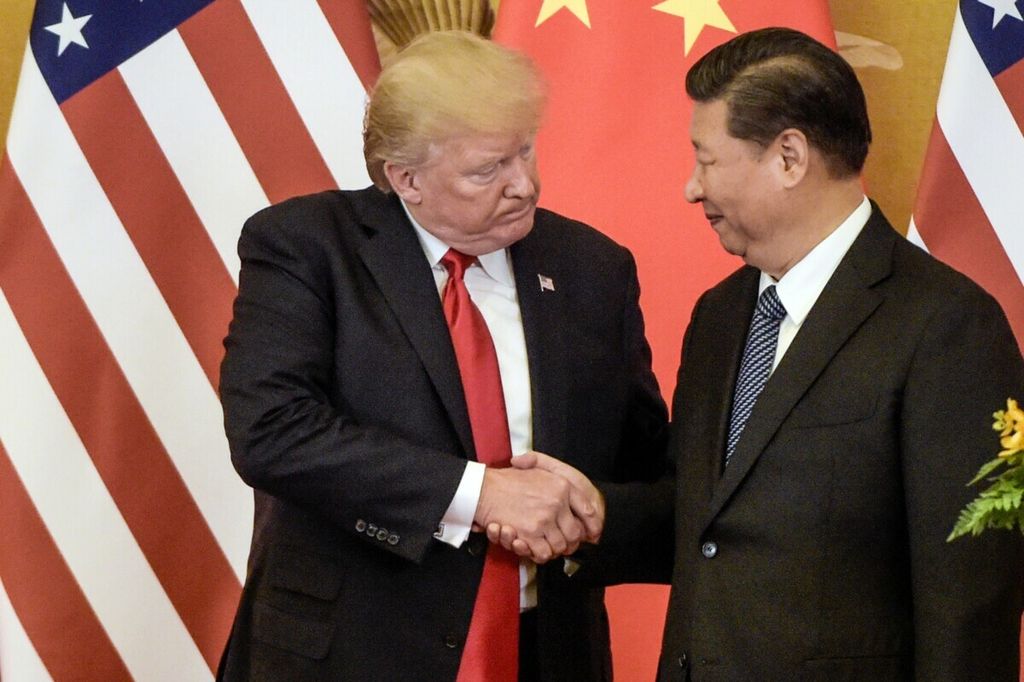 Foto arsip per 9 November 2017 ini menunjukkan Presiden Amerika Serikat saat itu Donald Trump (kiri) berjabat tangan dengan Presiden China Xi Jinping di Beijing.