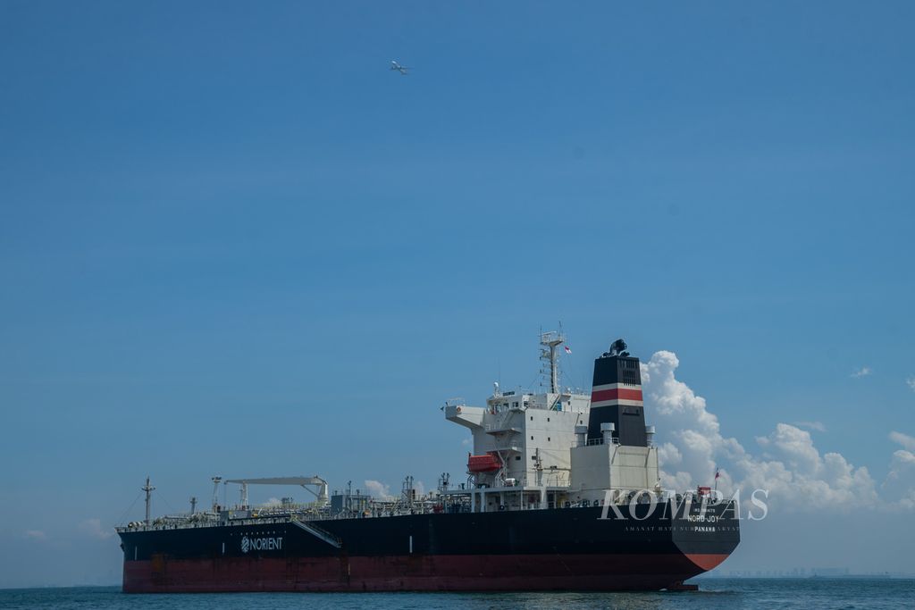 Tanker Nord Joy yang labuh jangkar di perairan Batam, Kepulauan Riau, Jumat (10/6/2022). Kapal itu ditangkap KRI Sigurot-864 karena melego jangkar secara ilegal di perairan Tanjung Berakit, Bintan pada 30 Mei 2022.