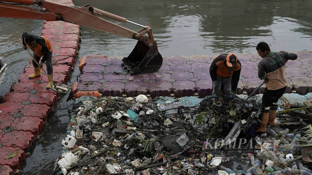 Sampah dikumpulkan petugas Unit Pelaksana Kebersihan Badan Air Dinas Lingkungan Hidup DKI Jakarta dari Kali Sunter di Pulogadung, Jakarta Timur, Rabu (19/2/2020). Meski tiap hari dibersihkan, sungai selalu penuh sampah yang kebanyakan plastik dan <i>styrofoam</i>. Kebiasaan warga membuang sampah sembarangan semakin memperparah kondisi sungai di Jakarta.