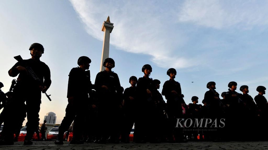 Sebanyak 2.900 anggota TNI dan Polri mengikuti apel gelar pasukan Operasi Ketupat 2019 di kawasan Monas, Jakarta, Selasa (28/5/2019). 