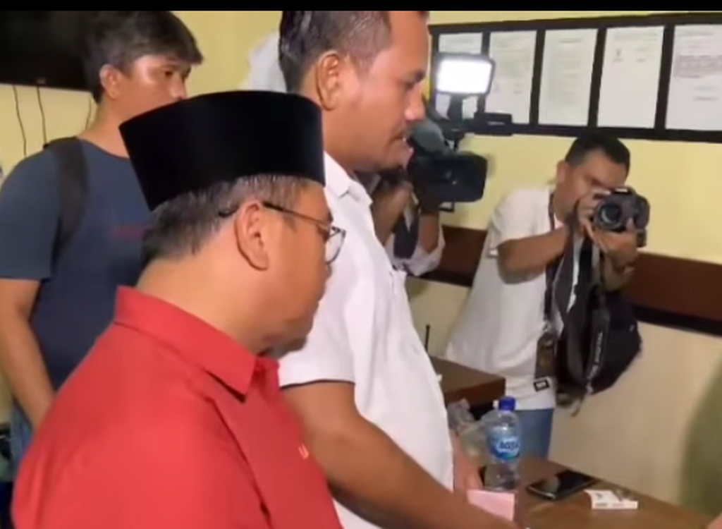 Anggota Dewan Perwakilan Rakyat Daerah Kota Tanjungbalai, Sumatera Utara, Mukmin Mulyadi, ditahan Kepolisian Daerah Sumut karena terlibat peredaran 2.000 butir ekstasi, Selasa (18/4/2023), di Medan. 