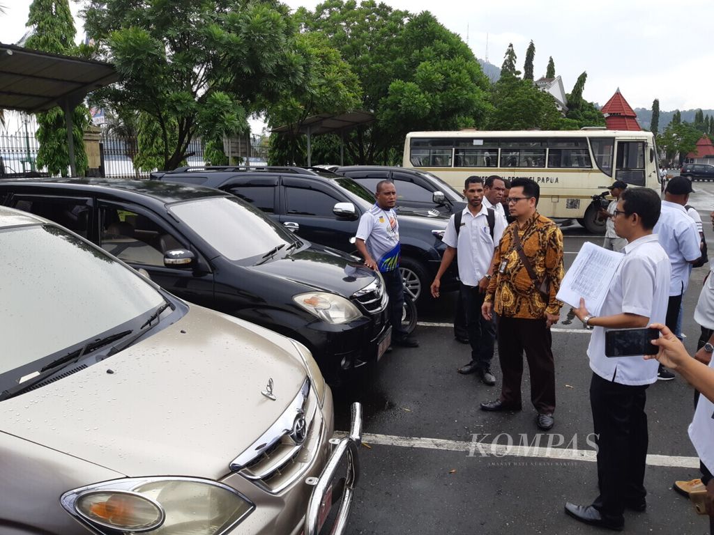 Perwakilan KPK meninjau aset negara berupa kendaraan roda empat yang ditertibkan oleh Pemprov Papua di Jayapura, Rabu (13/11/2019).