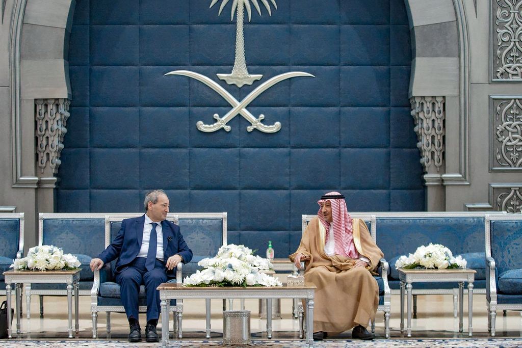 Foto yang disediakan oleh SPA per 12 April 2023 menunjukkan Menteri Luar Negeri Suriah Faisal Mekdad (kiri) diterima oleh Wakil Menteri Luar Negeri Arab Saudi Walid al-Khuraiji di Jeddah.