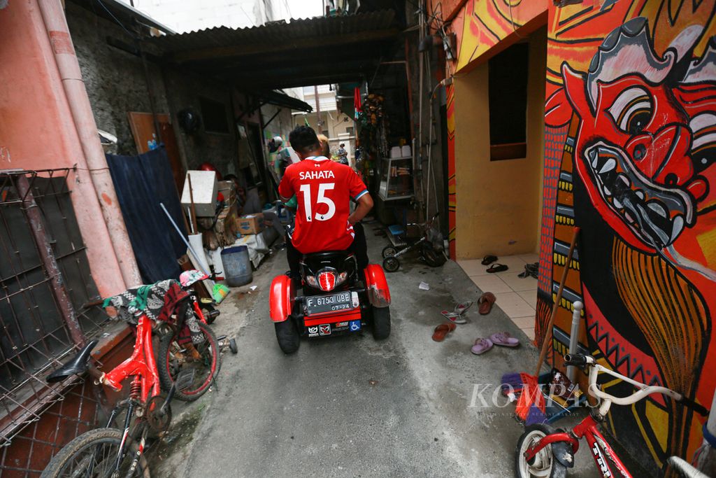 Pemain timnas Perkumpulan Sepak Bola Amputasi Indonesia (PSAI) mengendarai sepeda motor roda tiga melewati gang sempit di mes tempat mereka menjalani pelatihan di kawasan Pasar Minggu, Jakarta Selatan, Kamis (31/3/2022). 