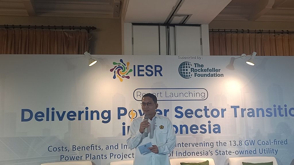 Direktur Jenderal Energi Baru, Terbarukan, dan Konservasi Energi (EBTKE) Kementerian Energi dan Sumber Daya Mineral (ESDM) Dadan Kusdiana memaparkan pandangannya mengenai studi terbaru oleh Institute for Essential Services Reform (IESR) mengenai biaya, keuntungan, dan implikasi dari intervensi 13,8 gigawatt (GW) proyek pembangkit listrik tenaga uap (PLTU) batubara. Hasil studi tersebut dipaparkan di Jakarta, Selasa (30/5/2023).