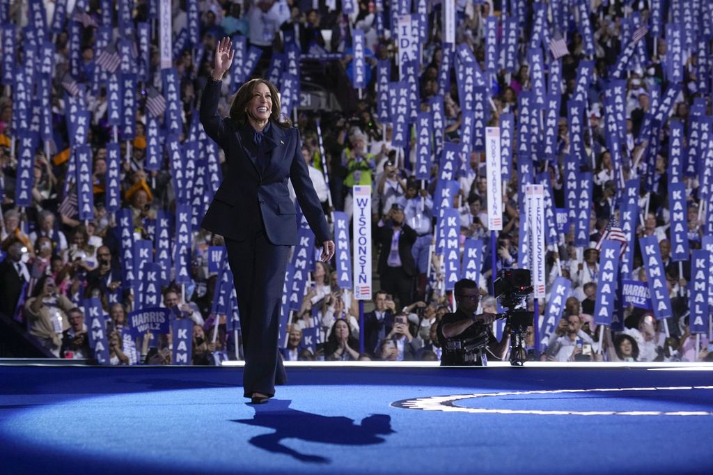 Wakil Presiden Amerika Serikat dan calon presiden dari Partai Demokrat, Kamala Harris, menaiki panggung Konvensi Nasional Demokrat di Chicago, Illinois, AS, Kamis (22/8/2024).  