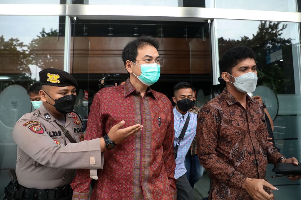 Bekas Wakil Ketua DPR Azis Syamsuddin meninggalkan ruang persidangan seusai persidangan dengan agenda pembacaan dakwaan di Pengadilan Tindak Pidana Korupsi Jakarta, Senin (6/12/2021). 
