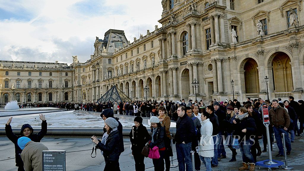 Wisatawan antre memasuki pintu masuk Museum Louvre di Paris, Perancis, beberapa waktu lalu. Museum Louvre menjadi salah satu destinasi wisata paling digemari di Perancis. Wisatawan bahkan rela antre lama untuk memasuki museum, salah satunya karena sangat penasaran melihat koleksi <i>masterpiece</i> Louvre, yaitu lukisan Monalisa karya Leonardo da Vinci (1503-1506).