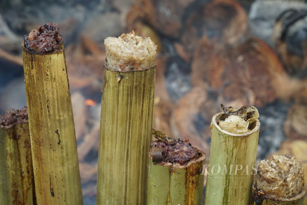 Kondisi lamang (lemang) yang hampir matang dimasak dalam acara "Malamang Sakampuang" di Kelurahan Aie Pacah, Kecamatan Koto Tangah, Kota Padang, Sumatera Barat, Sabtu (31/12/2022). 