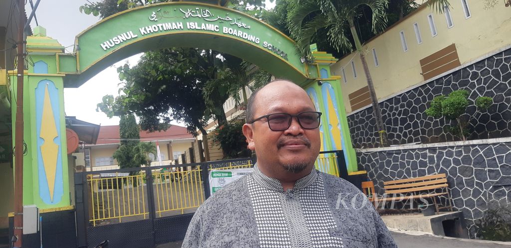 Kepala Divisi Humas Pondok Pesantren Husnul Khotimah, Sanwani, saat diwawancarai di Kabupaten Kuningan, Jawa Barat, Rabu (6/12/2023). Seorang santri di ponpes itu meninggal setelah dianiaya belasan rekannya. Polisi telah menetapkan 18 tersangka.