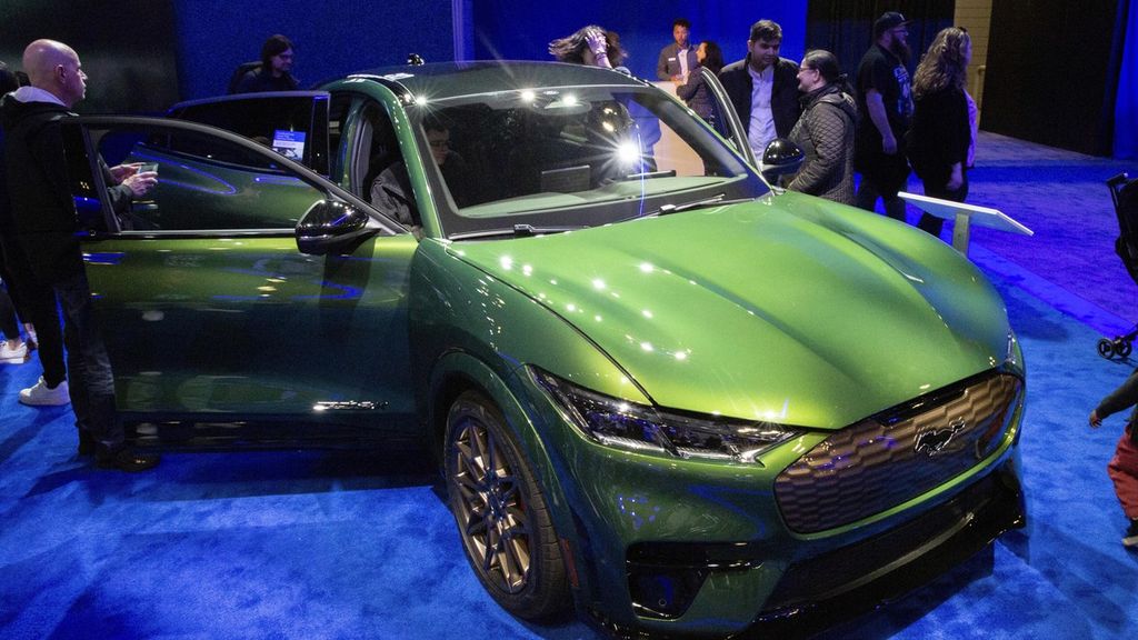 Mobil listrik buatan Ford Mustang, Mustang Mach-E, dalam New York International Auto Show, Amerika Serikat,  Sabtu (30/3/2024).