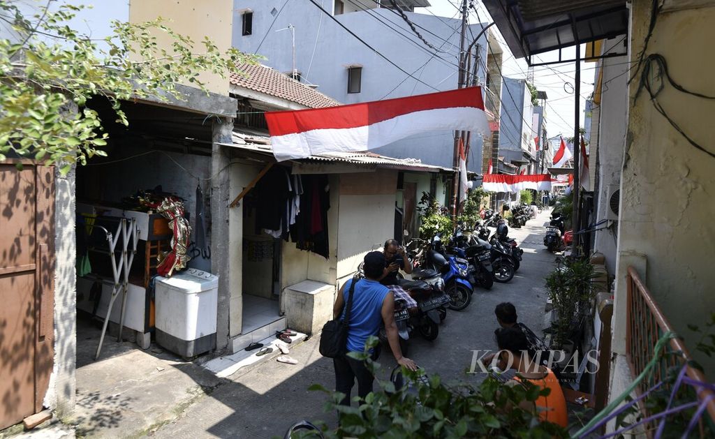 Lorong gang di Jalan Barata II yang dihuni anggota Wayang Orang Bharata dan keluarganya di kawasan Sunter Agung, Jakarta Utara, Kamis (18/8/2022). Pada era 1980-an terdapat sekitar 60 rumah yang ditempati anggota Wayang Orang Bharata, tetapi saat ini menyisakan sekitar 20-an rumah saja. 