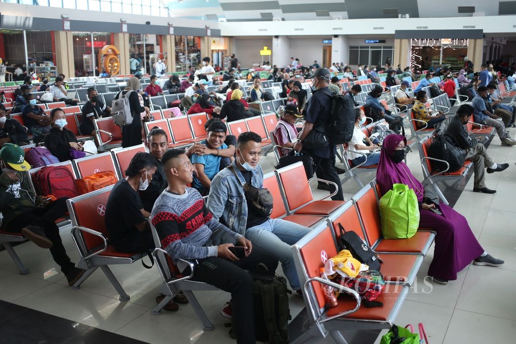 Calon penumpang menunggu keberangkatan di ruang tunggu Bandara Dortheys Hiyo Eluay, Sentani, Jayapura, Papua, Senin (6/12/2021). 