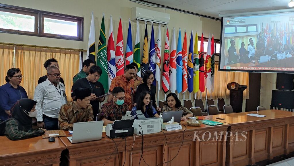 KPU Bali menerima pendaftaran dari bakal calon anggota DPD. Suasana di KPU Bali, Kota Denpasar, Sabtu (6/5/2023), saat penyerahan berkas pendaftaran bakal calon anggota DPD asal Bali. 