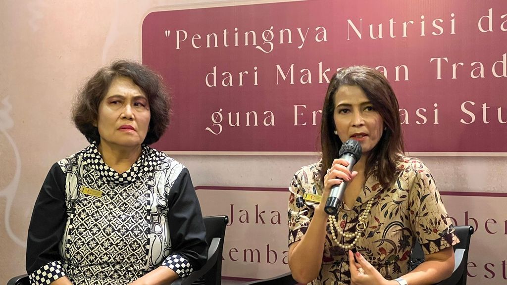 Dewan Pakar Indonesian Gastronomy Community (IGC) Hindah Muaris (kiri) bersama Ketua Umum IGC Ria Musiawan (kanan) dalam acara Deklarasi Konsensus Nutrisi dan Hidrasi Berbasis Makanan Tradisional untuk Pencegahan <i>Stunting </i>di Jakarta, Senin (17/10/2022).