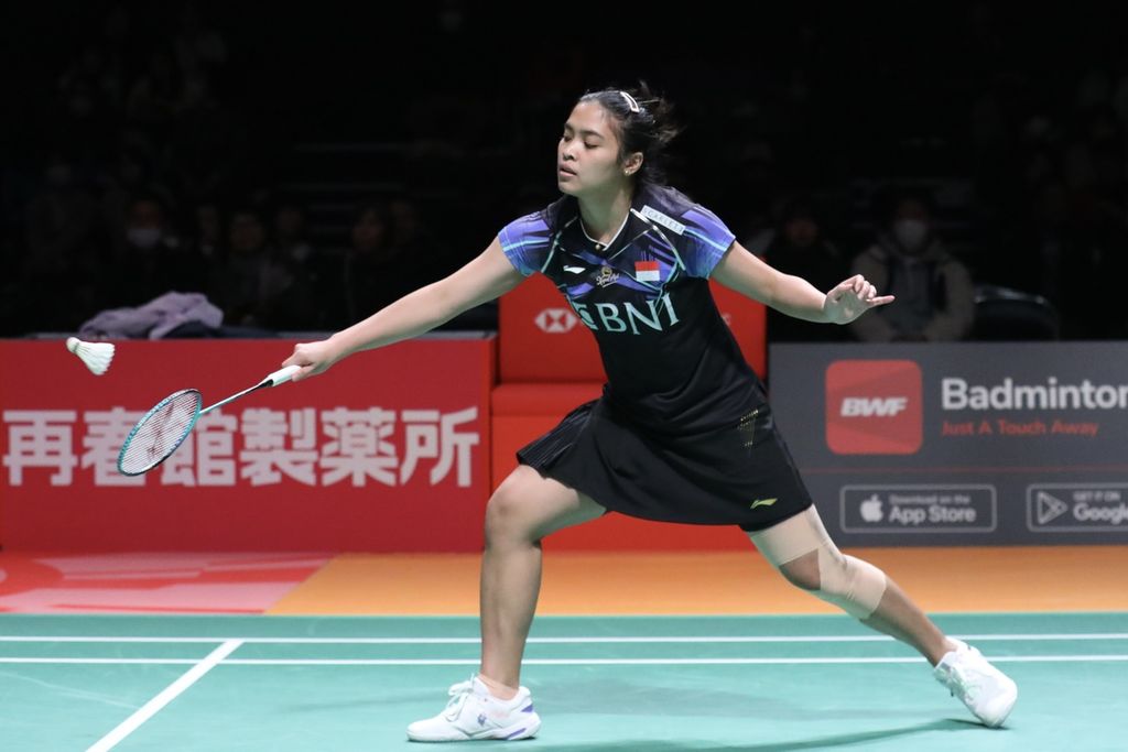 Gregoria Mariska Tunjung akan tampil di final turnamen bulu tangkis Kumamoto Masters di Jepang. Dalam semifinal, Sabtu (18/11/2023), dia mengalahkan Zhang Beiwein (AS) dengan skor 21-12, 21-13.