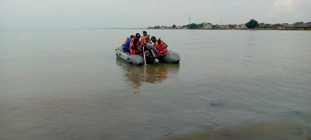 Tim SAR gabungan menyisir perairan Dadap, Kabupaten Indramayu, Jawa Barat, untuk mencari nelayan yang tenggelam, Jumat (10/6/2022). Dua nelayan ditemukan tewas tenggelam di perairan Dadap. 