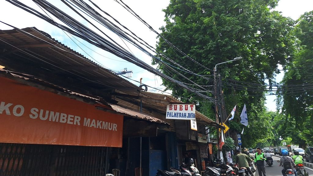 Kondisi kabel di salah satu ruas jalan di kawasan Jakarta Pusat, Selasa (30/1/2024). Kabel semrawut masih jadi pemandangan yang sewaktu-waktu membahayakan pengguna jalan.