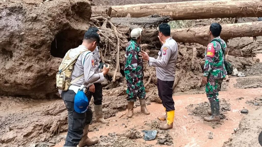 Petugas gabungan membersihkan material longsor dan banjir bandang di Kecamatan Juhar, Kabupaten Karo, Sumatera Utara, Senin (14/10/2024). 