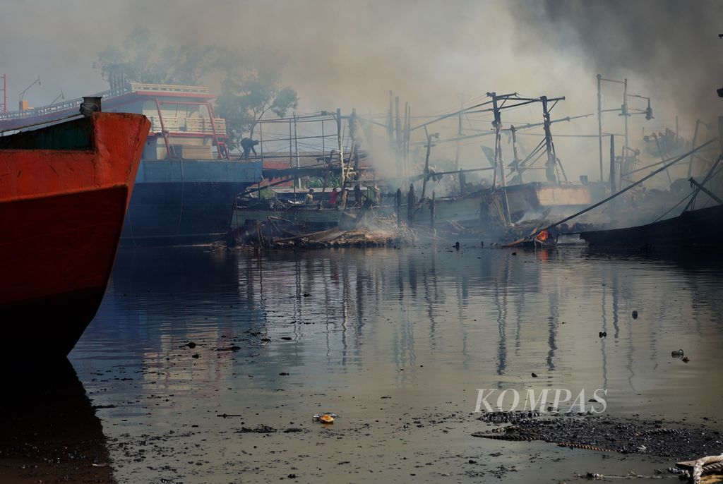 Belasan kapal yang bersandar di galangan kapal PT Tegal Shipyard Utama, Kelurahan Mintaragen, Kecamatan Tegal Timur, Kota Tegal, Jawa Tengah, Rabu (17/11/2021), ludes terbakar. Pada Sabtu (29/1/2022), kebakaran kapal kembali terulang. 