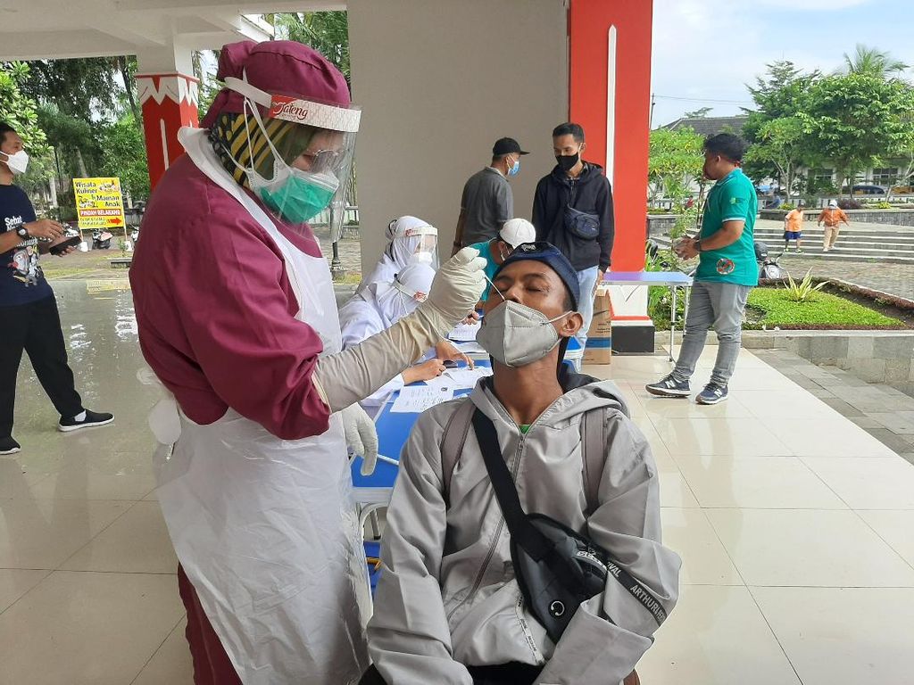 Seorang tenaga medis mengambil sampel lendir dari salah seorang warga dalam acara tes antigen untuk masyarakat umum di Lapangan drh Soepardi, Jumat (11/2/2022).