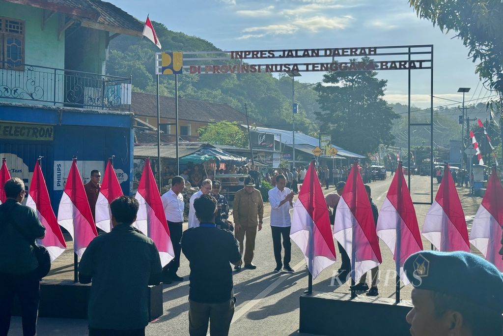 Presiden Joko Widodo meninjau pelaksanaan Inpres Jalan Daerah yang baru saja ia resmikan di kawasan Lembar, Lombok Barat, Nusa Tenggara Barat, Kamis (2/5/2024) pagi. 