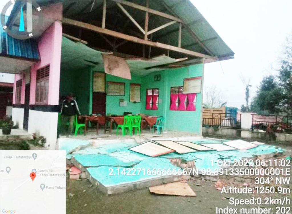 Sebuah rumah dindingnya runtuh akibat gempa di Tapanuli Utara Sabtu (1/10/2022).