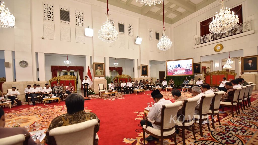 Para menteri Kabinet Indonesia maju menyimak kata pengantar yang disampaikan oleh Presiden Joko Widodo dalam sidang kabinet paripurna di Istana Negara, Jakarta, Senin (6/1/2019).