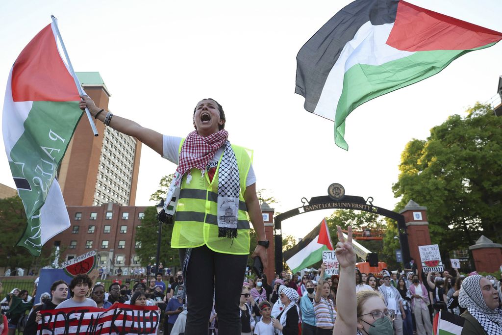 Para pengunjuk rasa pro-Palestina menggelar demonstrasi di kampus St Louis University di St Louis, Negara Bagian Missouri, AS, Rabu (1/5/2024). 