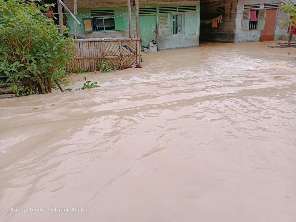 Permukiman warga di Kabupaten Aceh Timur, Aceh, Senin (19/12/2022), tergenang banjir. Bencana alam dipicu perubahan iklim kian masif terjadi di Aceh.