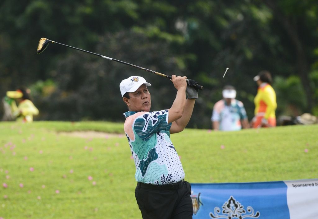 Calon Ketua Umum Persatuan Golf Indonesia (PGI) Boy Rafli Amar melakukan tee off pada permainan golf yang digelar untuk menjalin silaturahmi dengan para pemilik suara dalam Musyawarah Nasional PGI, di Jakarta Golf Klub, Jakarta, Minggu (19/2/2023).