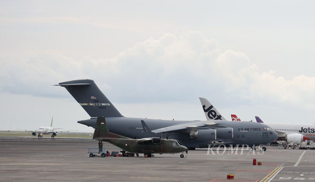Pesawat Boeing C-17 Globemaster III milik Angkatan Udara Amerika Serikat diparkir di Bandara Internasional Ngurah Rai, Bali, Rabu (9/11/2022). Pesawat itu digunakan untuk mengangkut berbagai logistik delegasi Amerika Serikat untuk acara KTT G20 mendatang.