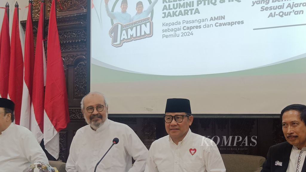 Calon wakil presiden nomor urut 1, Muhaimin Iskandar, dan mantan senator Aceh, Ghazali Abbas, dalam Deklarasi Keluarga Besar Alumni Universitas Perguruan Tinggi Ilmu Al-Qur’an (PTIQ) dan Institut Ilmu Al-Qur’an (IIQ) di Jakarta, Minggu (4/2/2024).