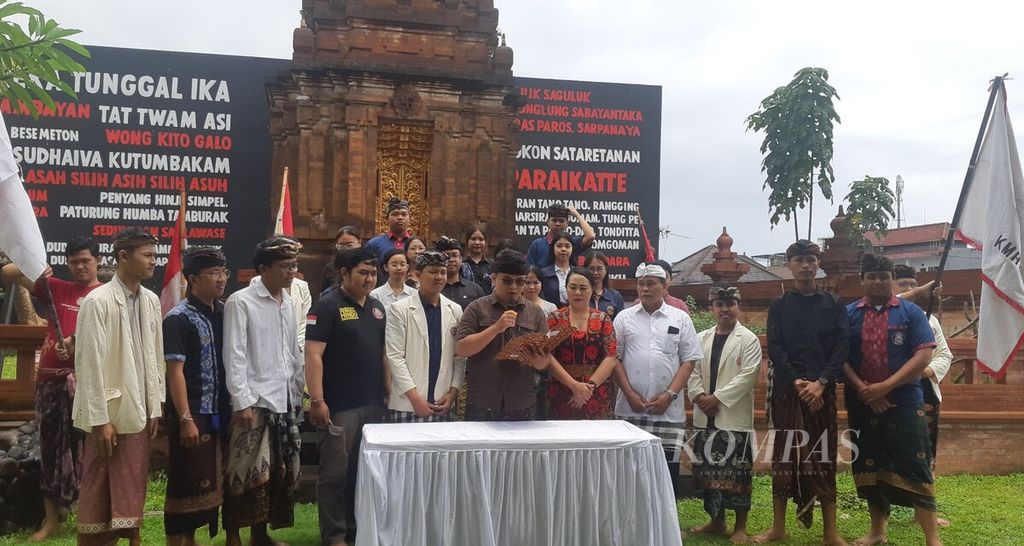 Perwakilan sejumlah organisasi masyarakat dan lembaga umat Hindu di Bali membacakan pernyataan sikap bersama terkait pelaksanaan Pemilu 2024, Minggu (4/2/2024), di Rumah Kebangsaan dan Kebhinekaan Pasraman Satyam Eva Jayate, Kota Denpasar. 