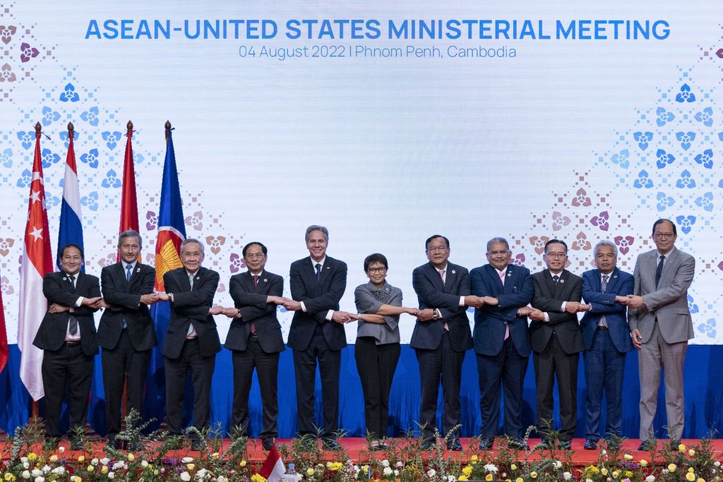 Menteri Luar Negeri Amerika Serikat Antony Blinken (kelima dari kiri) bergandengan tangan ala ASEAN saat foto grup dalam Pertemuan Ke-55 Menteri Luar Negeri ASEAN di Phnom Penh, Kamboja, 4 Agustus 2022. 