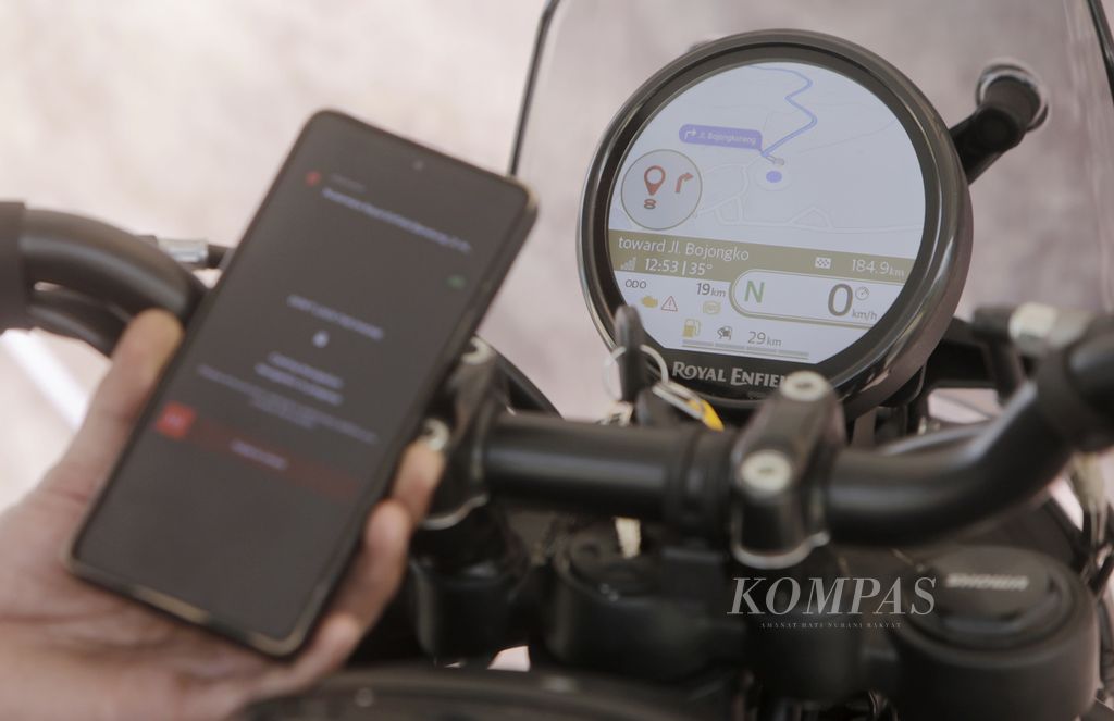 Tampilan fitur navigasi TripperDash pada spidometer TFT All-New Himalayan 450.