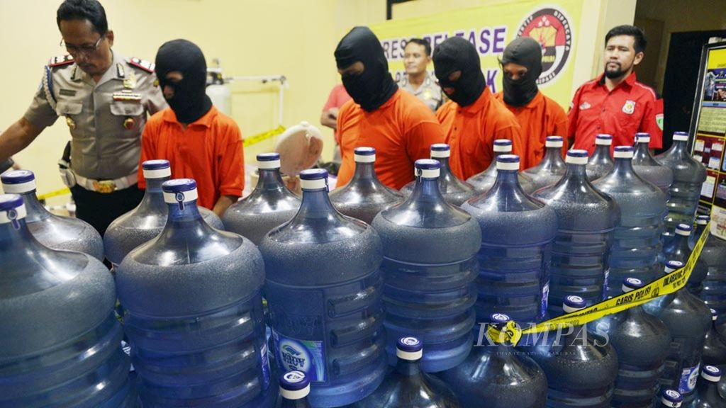 Evidence of bottled water, which is allegedly fake, was secured by the police at the Cilandak Police Station, Jakarta, on  Wednesday (23/8/2017).